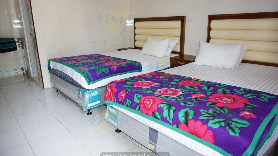 Tampilan Kamar Tidur Sinar Rahayu 3 Pangandaran<br />
Fasilitas AC, TV, Kamar Mandi dan ukuran 2 bed 160x200