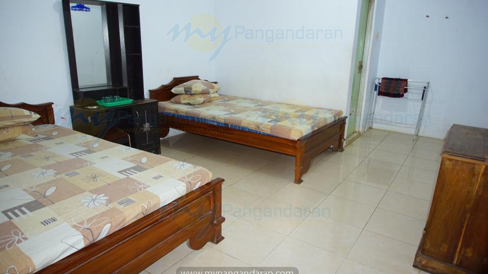 Tampilan Kamar Tidur Sinar Rahayu 3 Pangandaran<br />
Fasilitas FAN, Kamar Mandi dan ukuran 2 bed 160x200